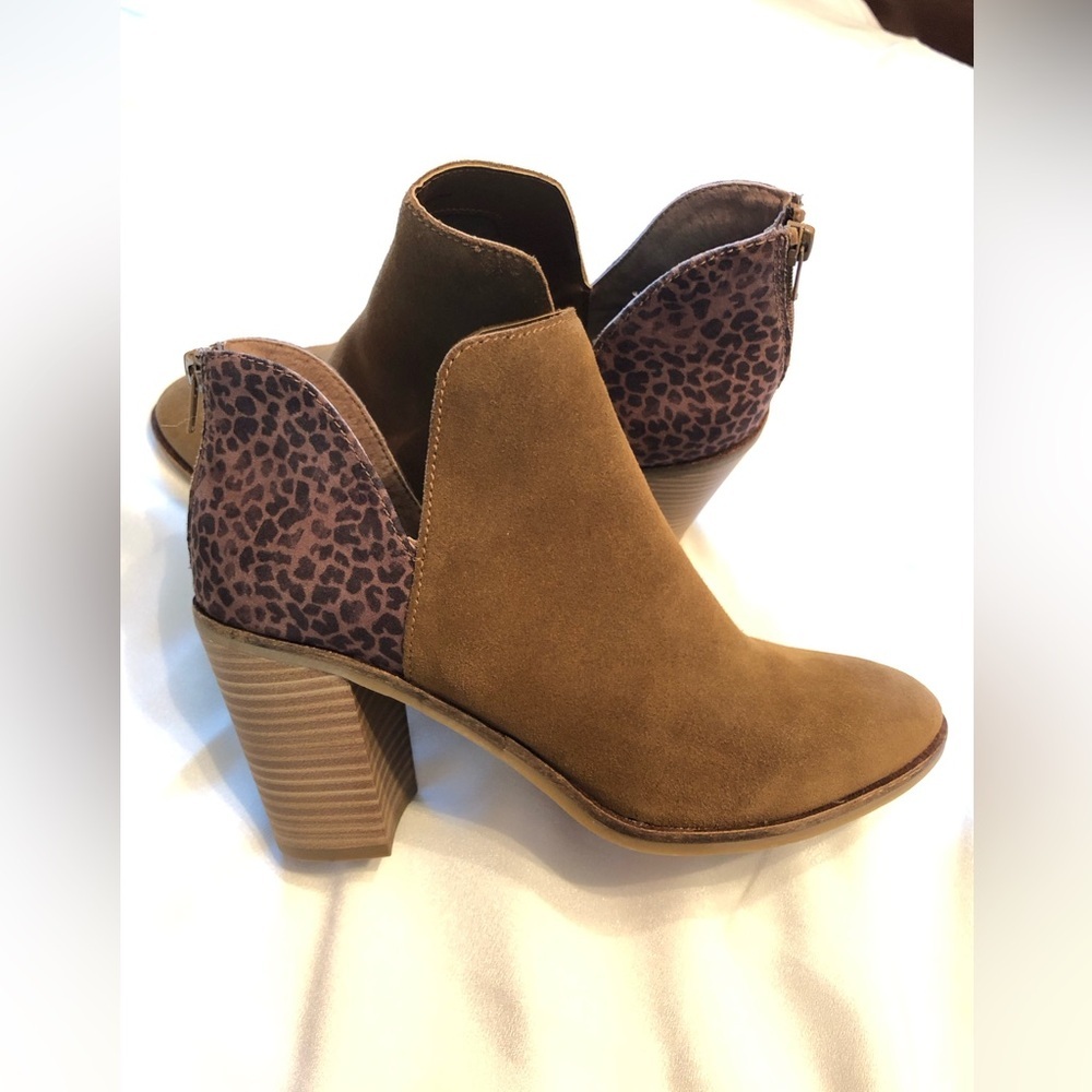 Dolce Vita Leopard brown suede women’s ankle Booties cutout back zipper Sz 9.5 M